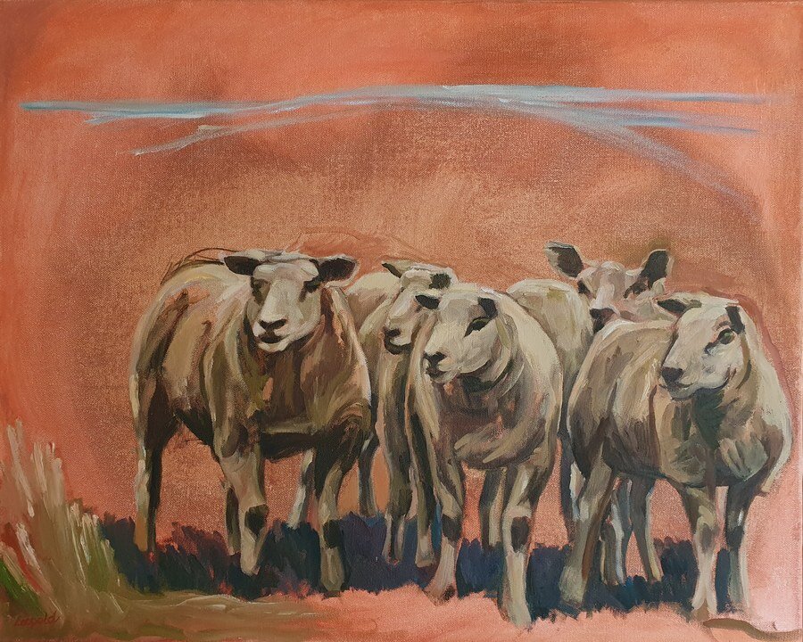 Olieverfschilderij van Margreeth Leopold: een groep van vijf schapen die de toeschouwer aankijken in een warm koraalkleurig landschap met een dunne blauwe horizonlijn op de achtergrond