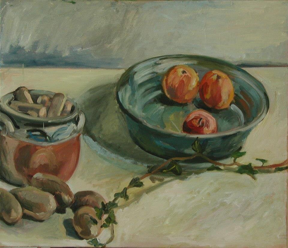 Olieverfschilderij van Margreeth Leopold: stilleven met een groene geglazuurde schaal met perziken, een aardewerken pot, paddenstoelen en een takje klimop op een lichte tafel