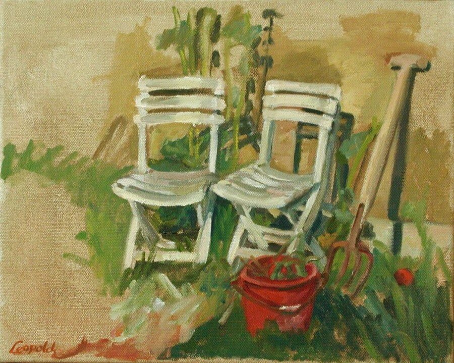 Olieverfschilderij van Margreeth Leopold: twee opgestapelde witte houten tuinstoelen naast een rode emmer en een hooivork, omringd door tuinplanten in zacht middaglicht