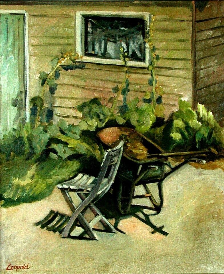 Olieverfschilderij van Margreeth Leopold: een houten klapstoel naast een kruiwagen gevuld met tuinplanten en pompoenen, tegen de gevel van een houten schuur